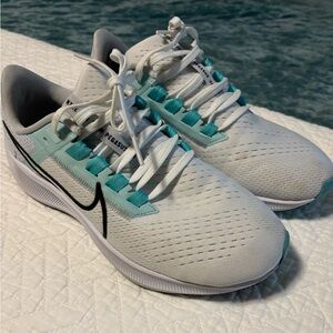 Nike Pegasus shoes W8.5 white and teal